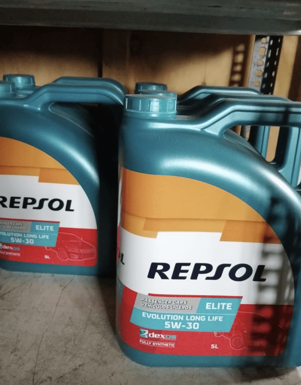Aceite Repsol 5W30 5 litros de segunda mano por 30 EUR en Vila-Seca en  WALLAPOP